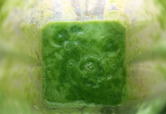 Inside my Vitamix: The making of green smoothie!